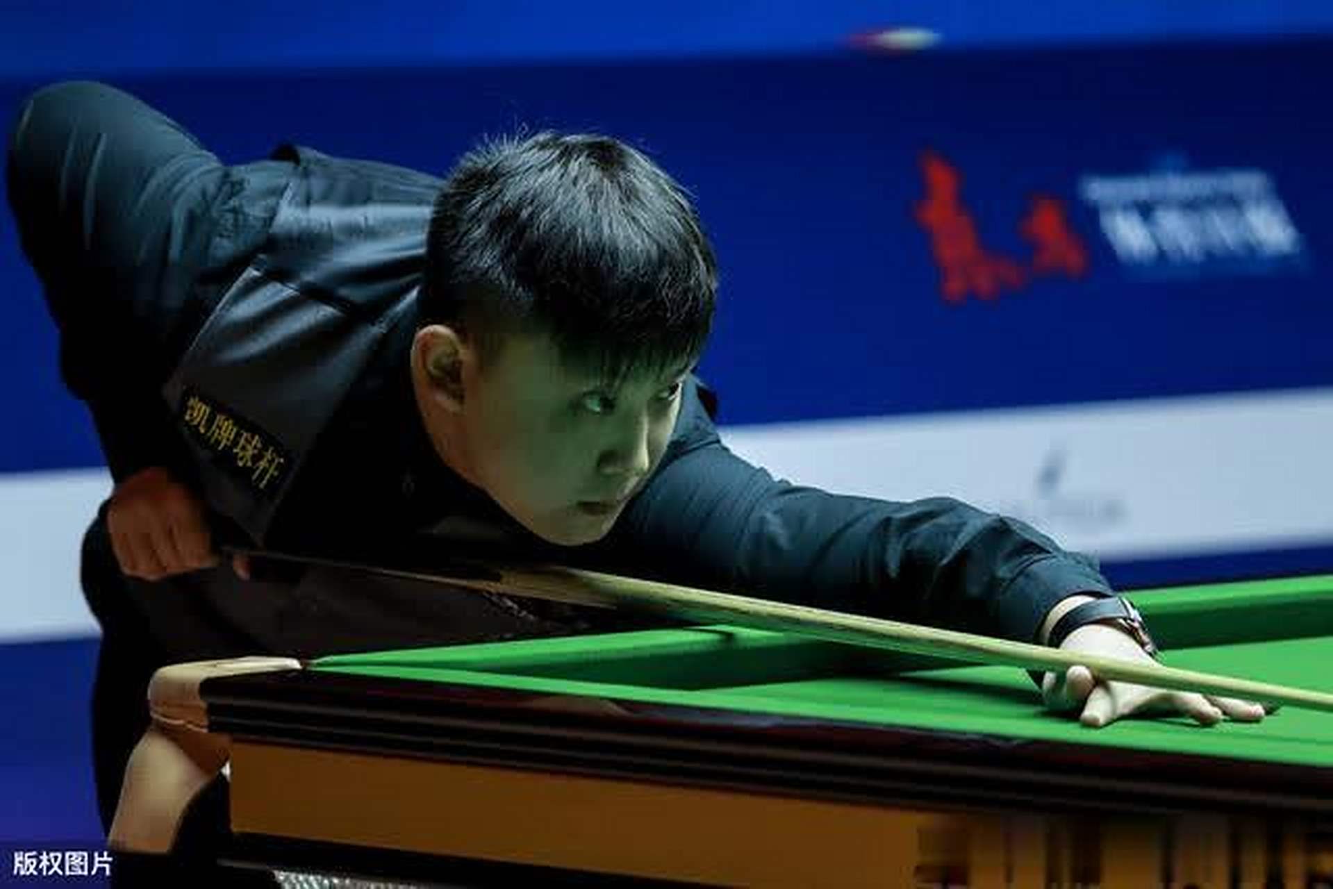 后更衣室里 后更衣室里